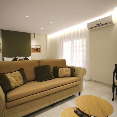 Eclectic Apartment Near Downtown Heraklion  Bagian luar foto