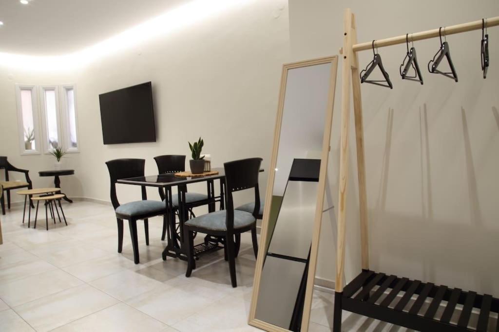 Eclectic Apartment Near Downtown Heraklion  Bagian luar foto