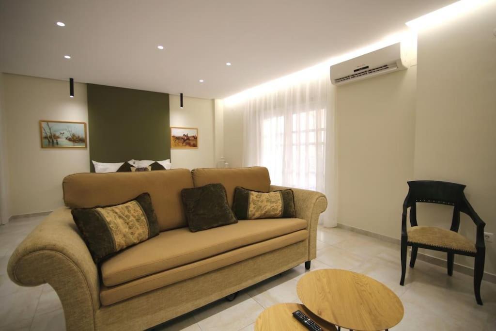 Eclectic Apartment Near Downtown Heraklion  Bagian luar foto