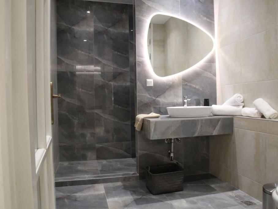 Eclectic Apartment Near Downtown Heraklion  Bagian luar foto