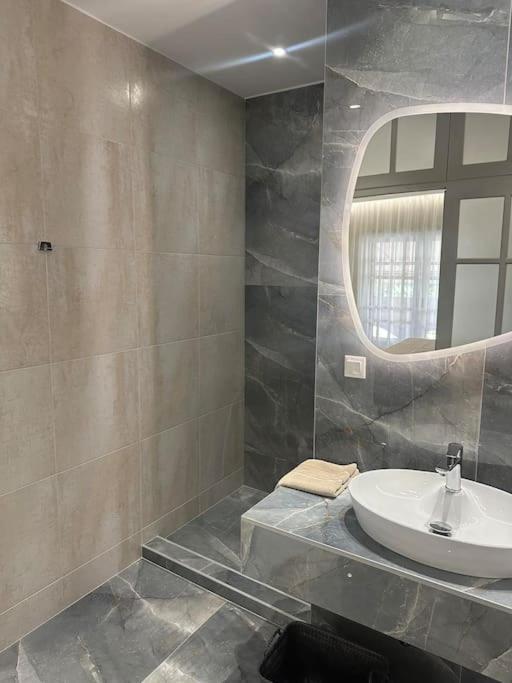 Eclectic Apartment Near Downtown Heraklion  Bagian luar foto