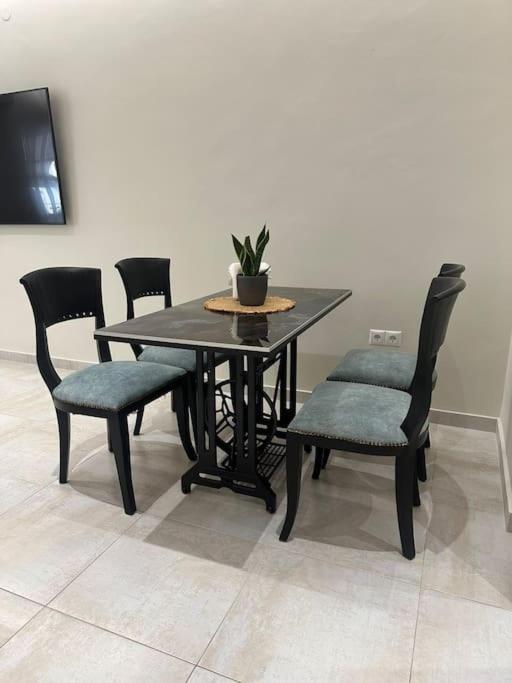 Eclectic Apartment Near Downtown Heraklion  Bagian luar foto
