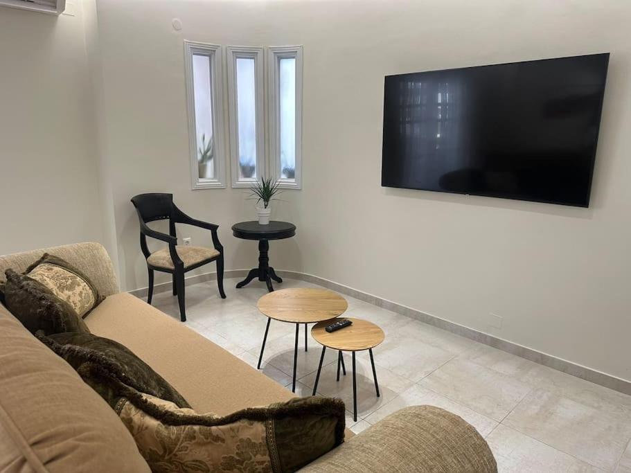 Eclectic Apartment Near Downtown Heraklion  Bagian luar foto