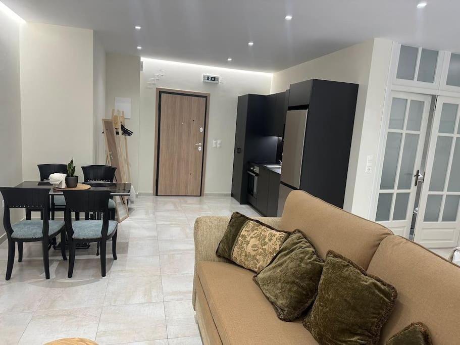 Eclectic Apartment Near Downtown Heraklion  Bagian luar foto