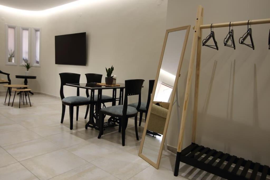 Eclectic Apartment Near Downtown Heraklion  Bagian luar foto