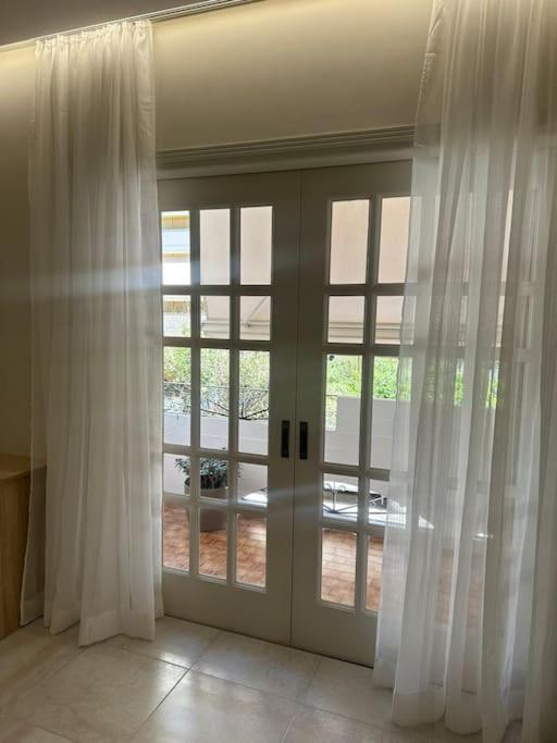 Eclectic Apartment Near Downtown Heraklion  Bagian luar foto