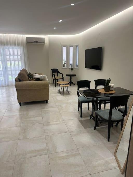 Eclectic Apartment Near Downtown Heraklion  Bagian luar foto