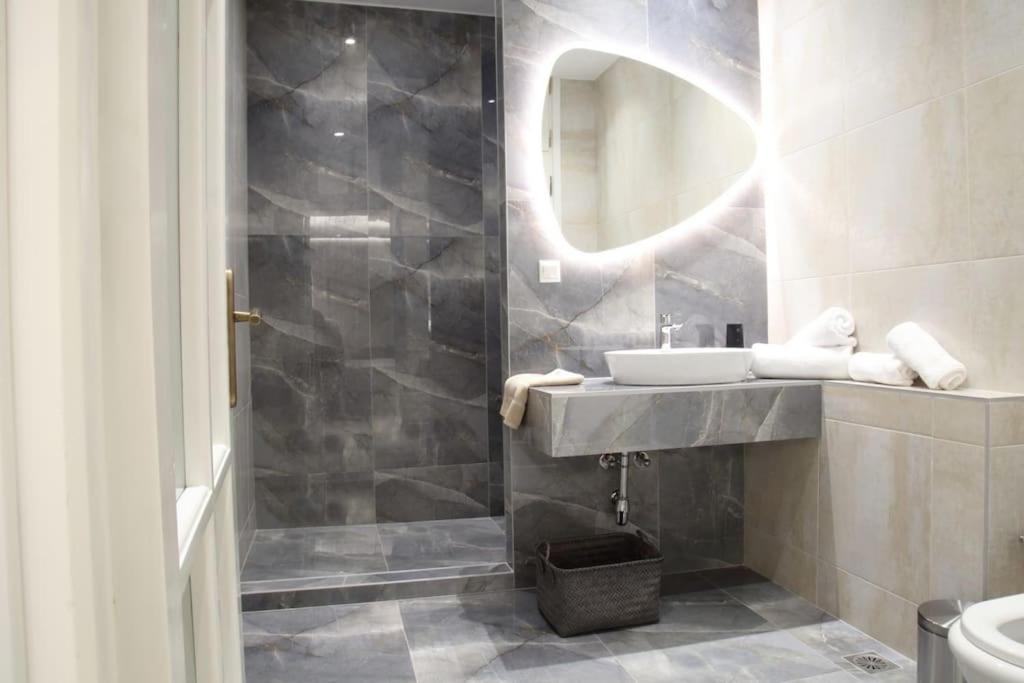 Eclectic Apartment Near Downtown Heraklion  Bagian luar foto