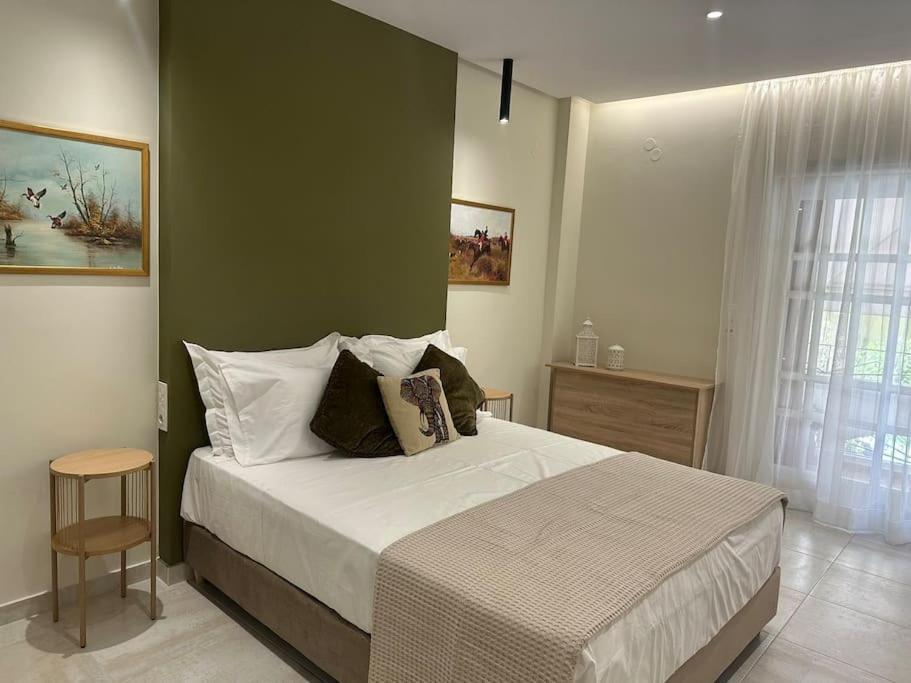 Eclectic Apartment Near Downtown Heraklion  Bagian luar foto